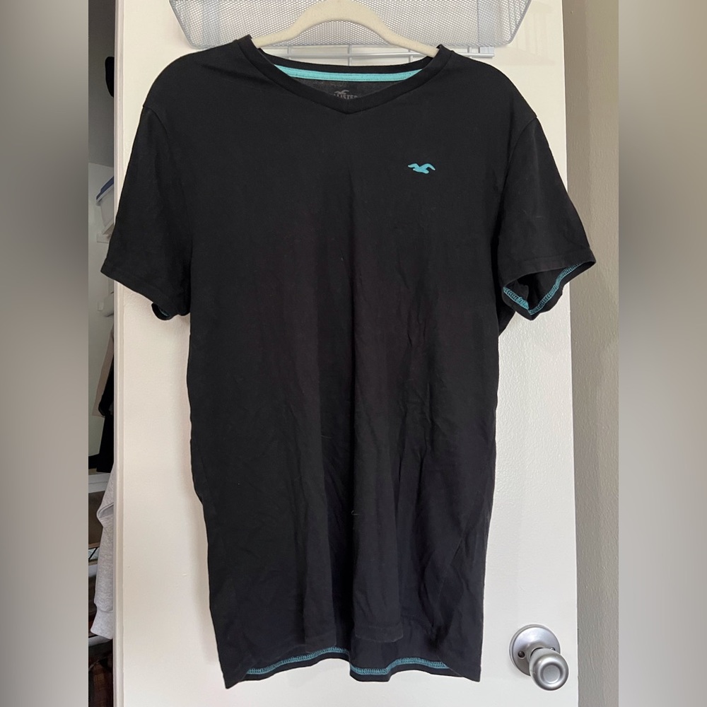 Hollister Men's Black Tee with Blue Logo
